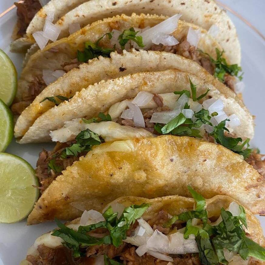 8 Tacos + 2 Medios Litros de Consomé