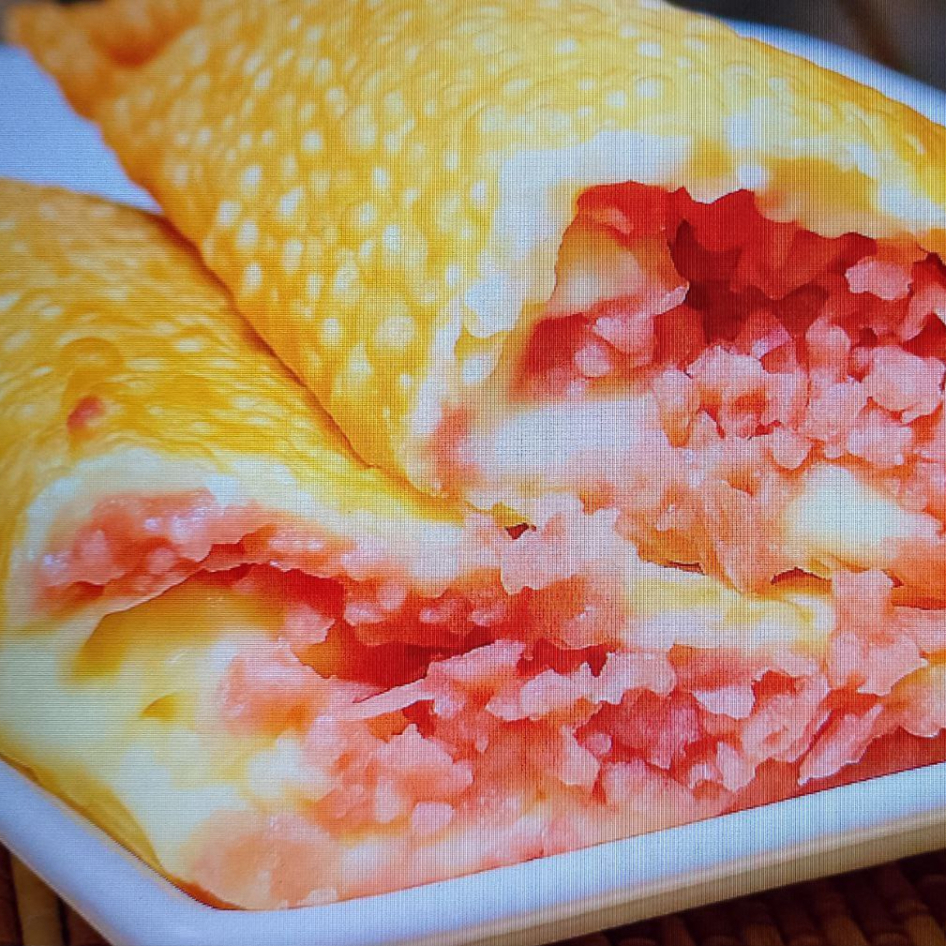 Pastel de Calabresa com Queijo, recheado com calabresa defumada e picante, combinada com muçarela derretida.