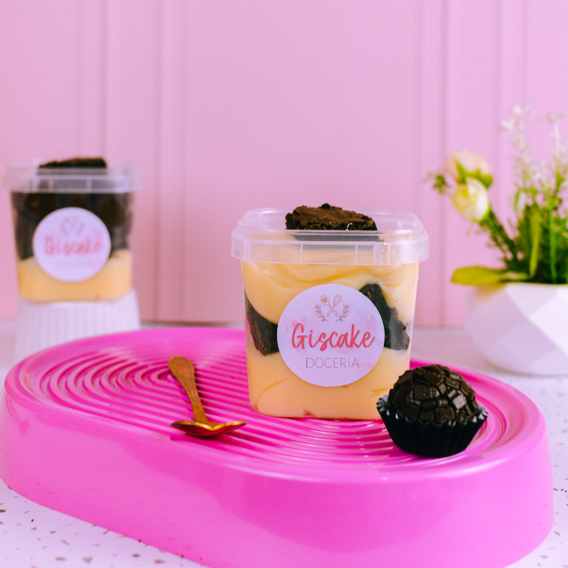 Brigadeiro branquinho e pedaços de brownie meio amargo