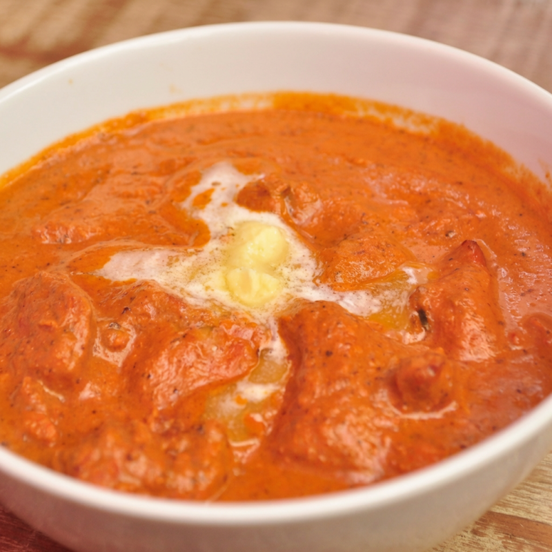 Originou-se na década de 50 no restaurante moti mahal em daryagan, nova delhi, índia. Tem um sabor levemente adocicado. Frango assado refogado em um molho de tomate com castanha de caju, creme de leite e manteiga temperada com especiarias da chef deepali.