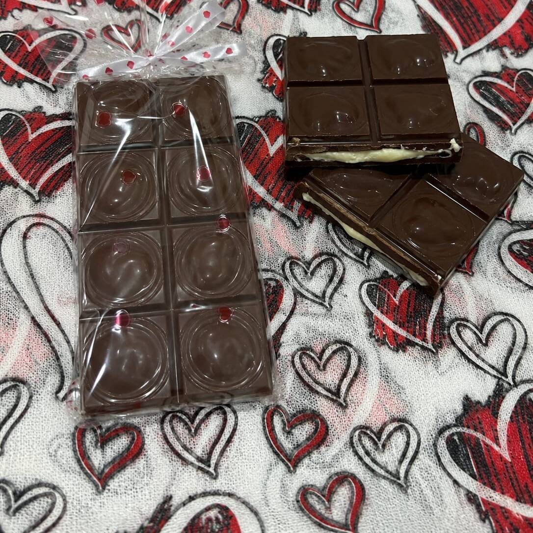 Uma deliciosa barra artesanal com aproximadamente 160g, combinando uma casquinha de chocolate e um recheio cremoso e irresistível. 💝