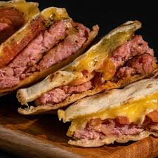 pão sírio, presunto, queijo prato, alface, tomate, bacon, ovo e maionese