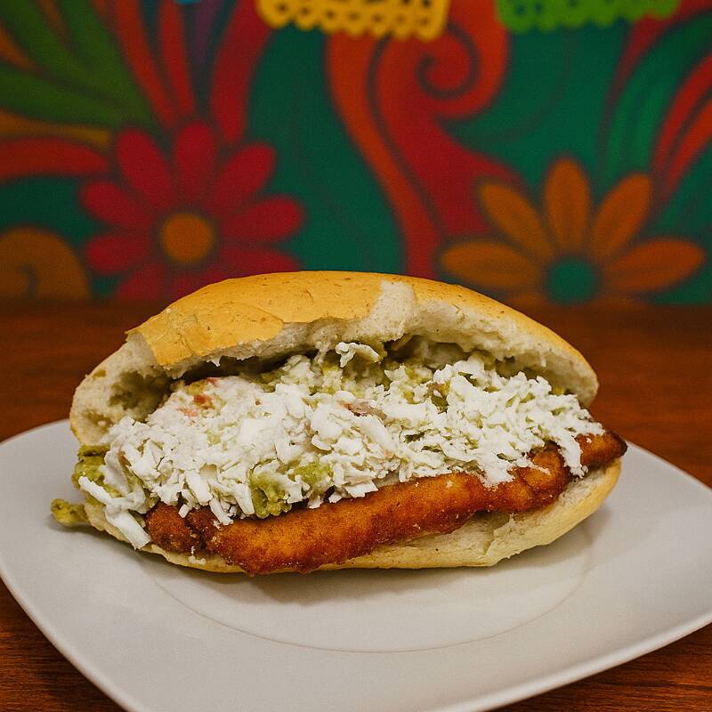 TORTA DE CHILAQUILES VERDES CON PECHUGA EMPANIZADA