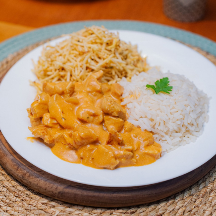 Acompanha arroz branco e batata palha.