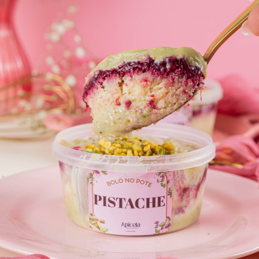 Pistache e Frutas vermelhas ... Uma combinação incrível de sabores. Massa branca recheada com creme de pistache suave e pedacinhos, e geleia artesanal de frutas vermelhas. Pote 250ml