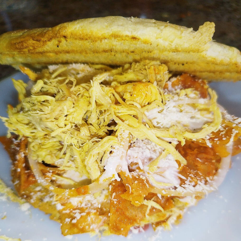 Torta de Chilaquiles Rojo de Pollo