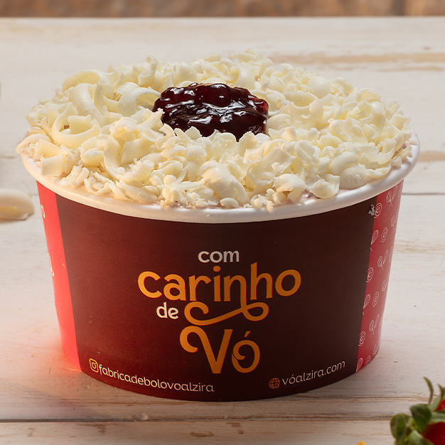 Bolo de pote caseiro, feito com duas camadas de bolo de leite, com recheio da deliciosa mistura cremosa de leite condensado e cobertura de mousse de frutas vermelhas, finalizado com geléia de frutas vermelhas e raspas de chocolate branco. Imagem meramente ilustrativa.