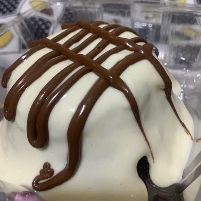 Massa de chocolate, recheio de ninho e Nutella por cima