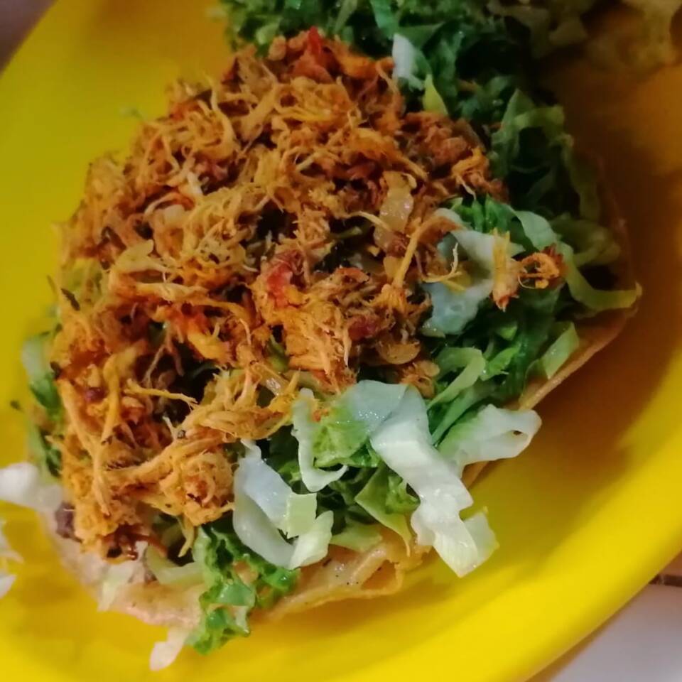 Tostada de Pollo Guisado
