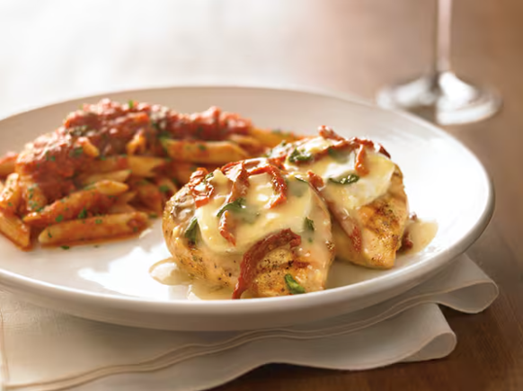 Peito de frango grelhado com cerca de 230 g, coberto com um delicioso queijo de cabra, tomates secos e manjericão fresco ao molho Burro al Limone. Acompanhamento à sua escolha.
