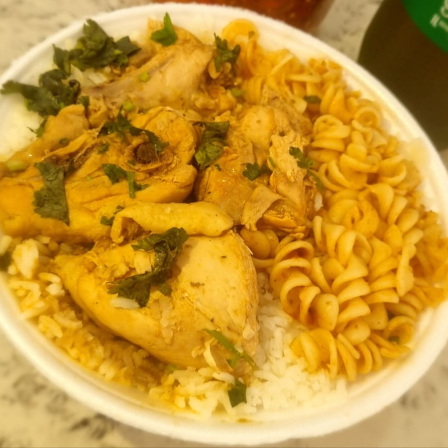 Arroz, feijao, frango ao molho, acompanhado do dia ( macarrão ou farofa)