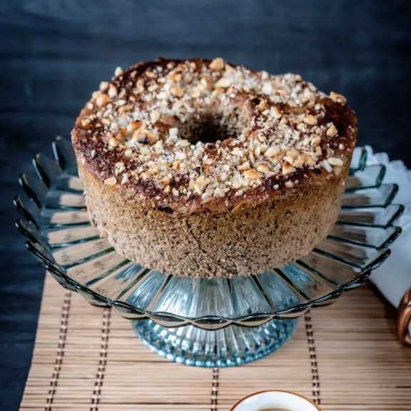 Bolo de banana com castanha do pará adoçado com a própria fruta , feito com farinha de amendoas e aveia 300g. Sem açúcar, Sem farinha de trigo e Sem Leite de origem animal Pode conter contaminação cruzada, por isso não recomendamos para Celíacos e Alérgicos a Proteína do Leite