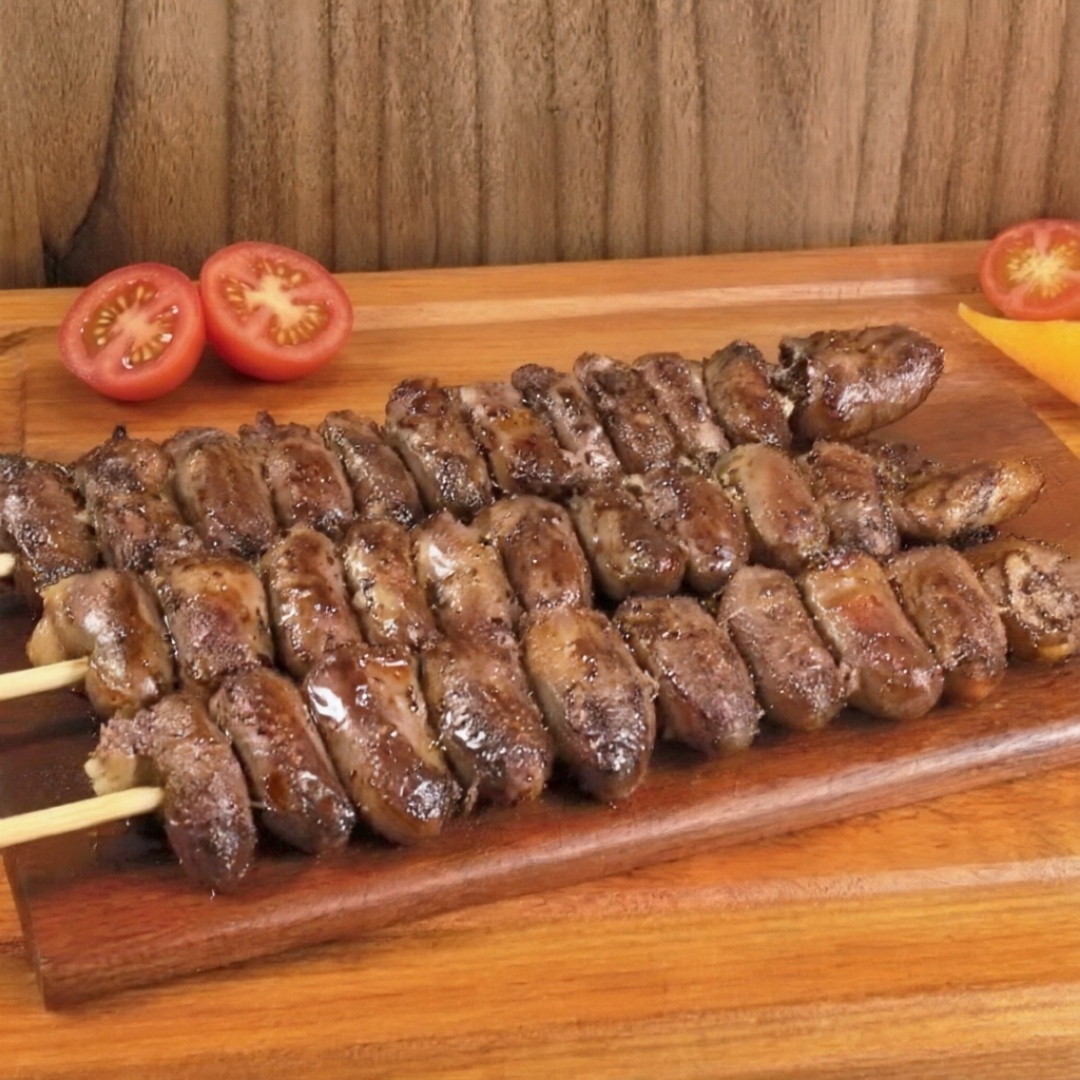 Suculento e cheio de sabor! Nosso Medalhão de Frango é marinado em especiarias, grelhado até ficar macio e dourado, e envolto em uma camada irresistível de bacon crocante. A combinação perfeita de texturas e sabores em cada mordida. Acompanha farofinha e chimichurri (cortesia, em porção proporcional ao pedido). Uma opção leve e deliciosa que vai conquistar seu paladar!