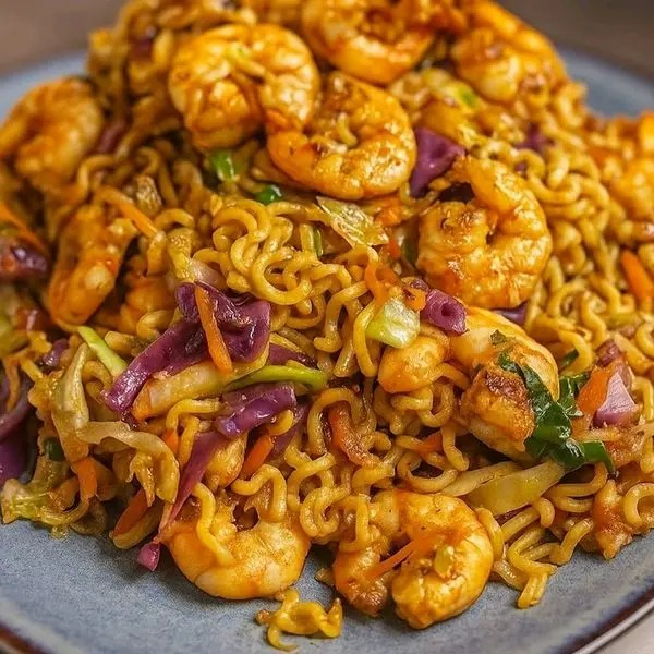 Yakisoba de camarão - 1 quilo /Macarrão oriental no wok com camarões selecionados,legumes frescos e crocantes e molhos especial artesanal.Sabor marcante e sofisticado perfeito para os amantes de frutos do mar, serve bem para 2 pessoas. comida oriental, Yakisoba ,legumes, camarão fresco, macarrão, brócolis ,comida saudável.