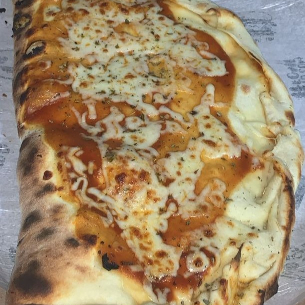 Massa, molho especial, mussarela, calabresa, tomate, cebola, cream cheese e orégano. Serve 4 pessoas.