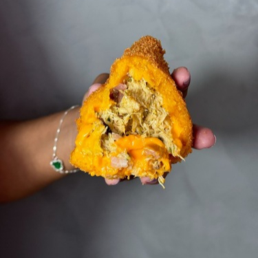 Nossa massa perfeita, recheada de frango temperadinha, bacon crocante e muitooo cheddar! Pensa só nessa combinação, deu água na boca né?