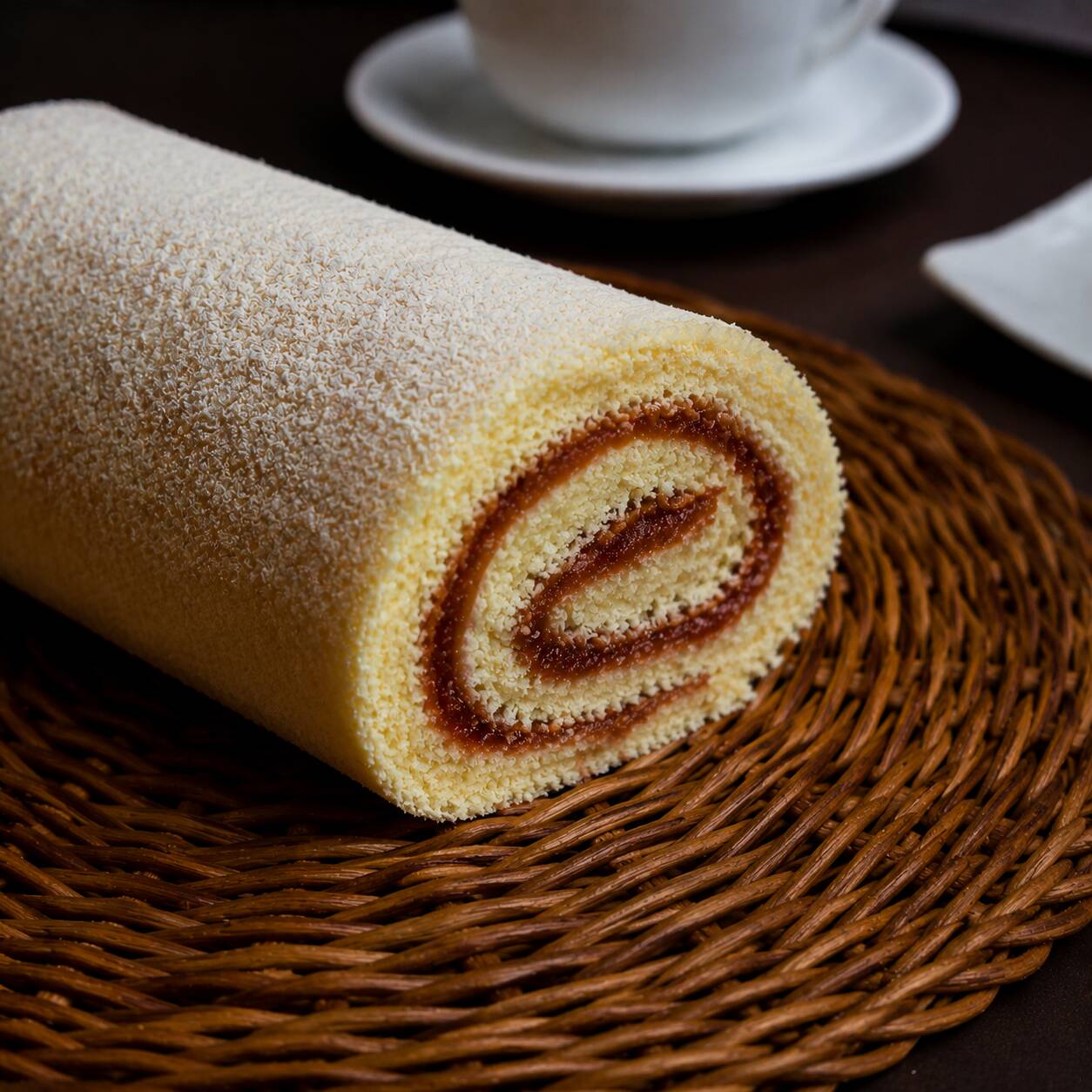 Massa macia, fofa e levemente adocicada enrolada com recheio generoso de goiabada cremosa. O sabor marcante e levemente ácido da goiaba contrasta perfeitamente com a suavidade da massa. Um clássico caseiro feito com receita tradicional e muito carinho.