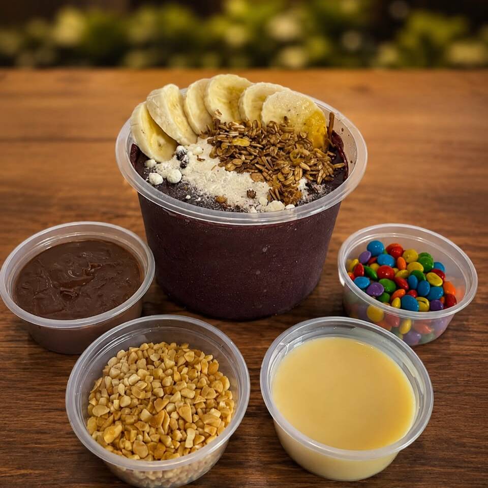 Açaí de Moleke, cremoso e bem servido. Acompanhamentos à escolha separados em potes