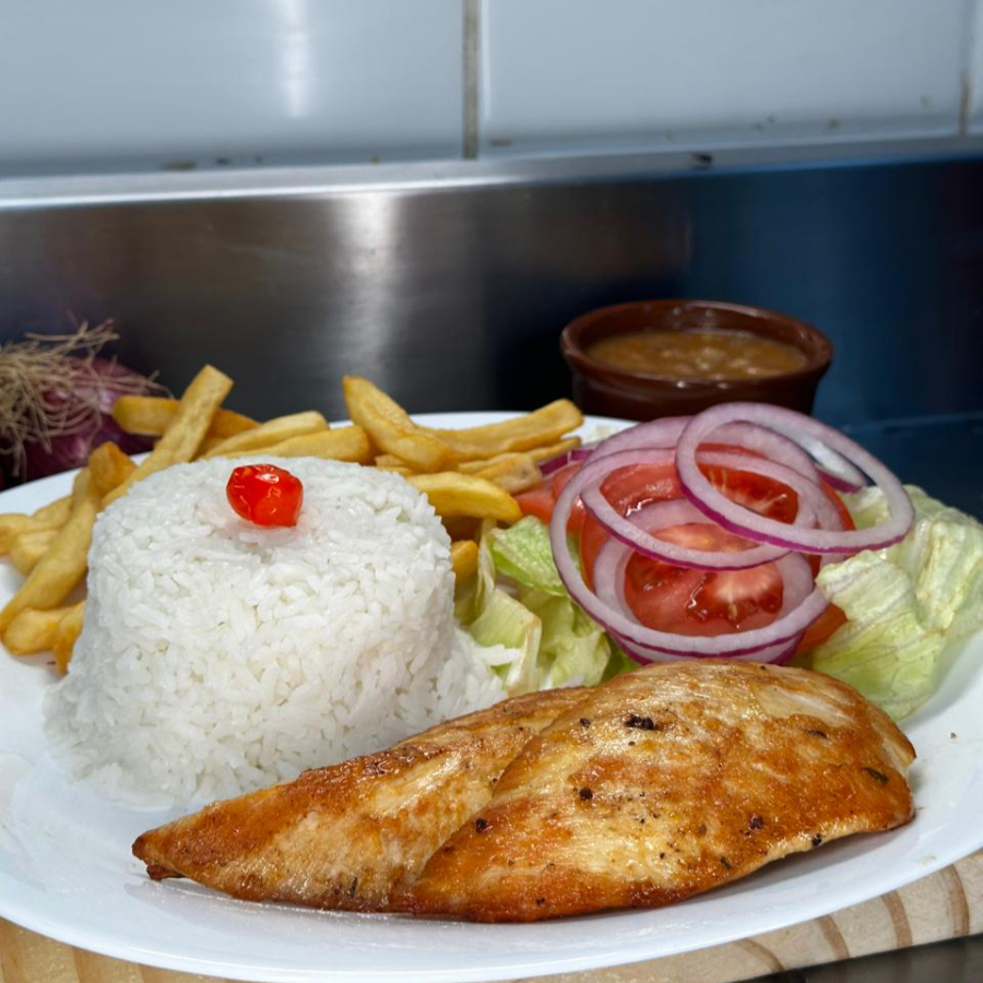 Deliciosa Marmita com Filé de Frango Grelhado, Arroz Fresquinho, Feijão Caseiro, Farofa e Salada Fresca com Alface, Tomate e Cebola.