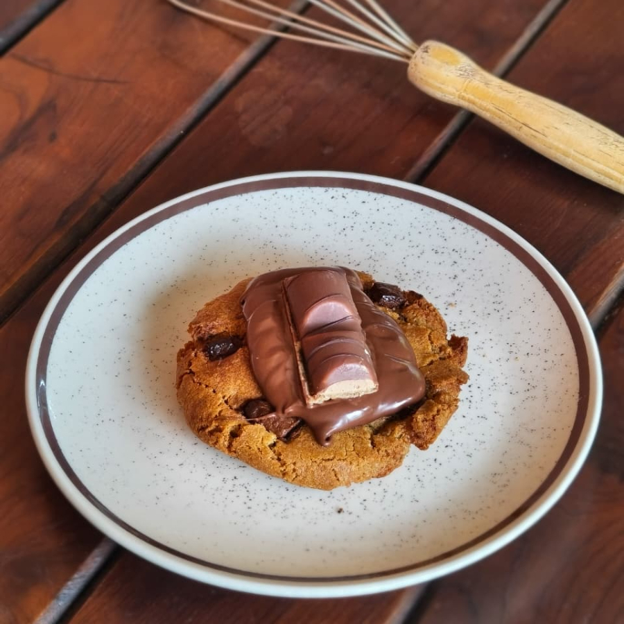 Delicioso cookie super crocante com cobertura de creme de avelã finalizado com Kinder Bueno.