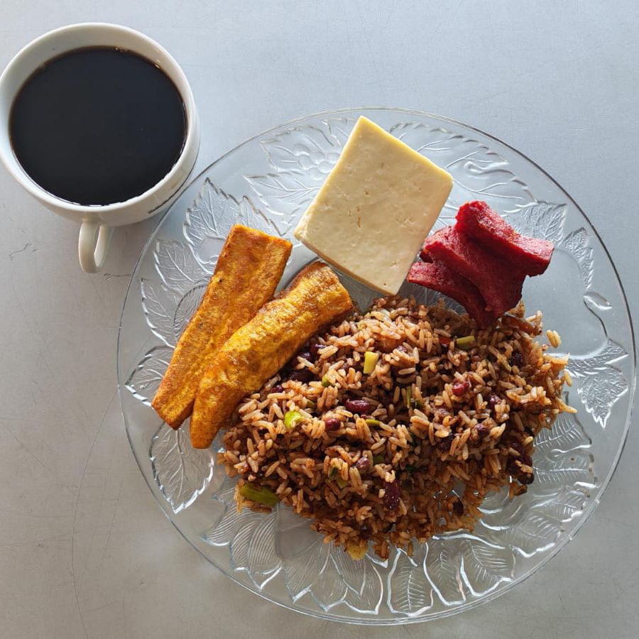 Gallo Pinto + 2 acompañamientos + Cafe o Bebida