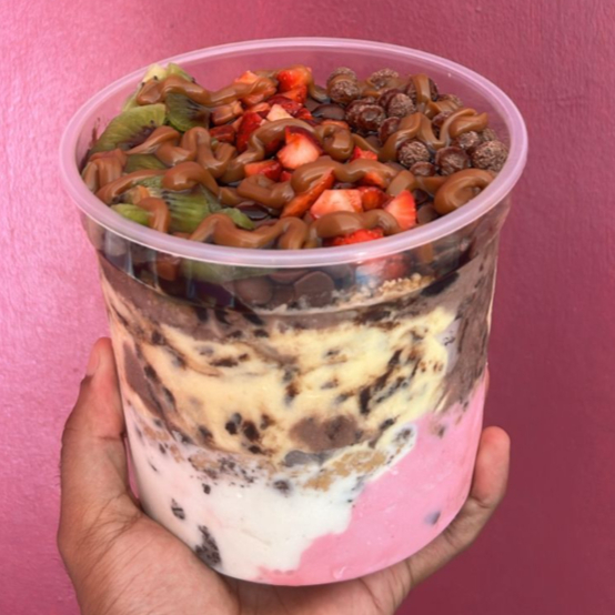 Escolha entre os melhores sabores de açaí, sorvete, frutas, caldas e finalizações. (Embalagem com capacidade volumétrica de 1500ml, não representa o peso do prato escolhido.)