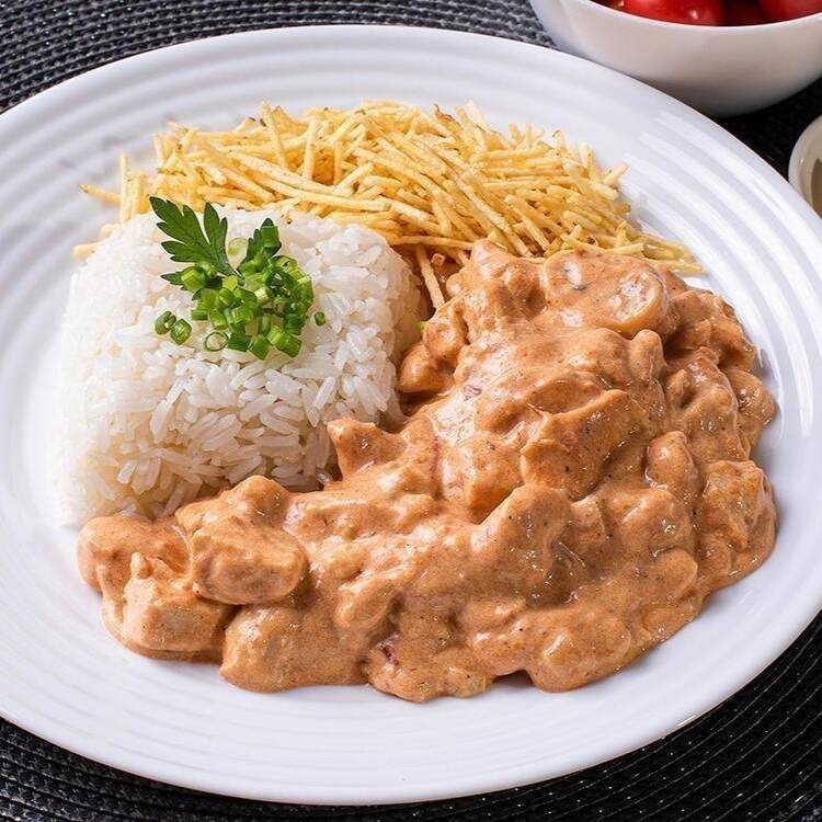 Strogonoff de frango cremoso acompanha arroz e batata frita
