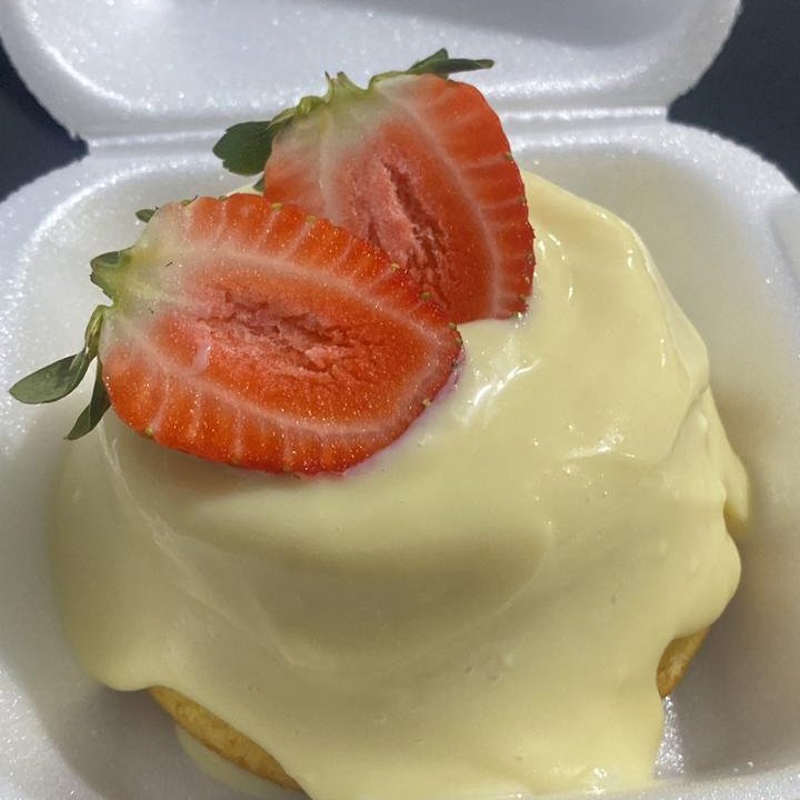 Mini vulcão de massa fofinha de baunilha, leve e aromática, recheado com um centro generoso de morangos suculentos que trazem o equilíbrio perfeito entre o doce e o frescor da fruta. Finalizado com uma cobertura cremosa e aveludada de Ninho, escorrendo pelas laterais, e morangos frescos por cima, deixando cada mordida ainda mais irresistível. Um bolo delicado, molhadinho e cheio de magia em cada colherada.
