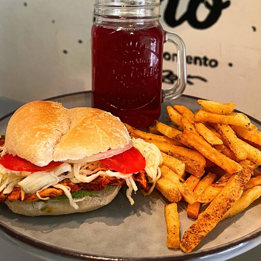 Torta o Cemita Sencilla + Papas + Agua del Día