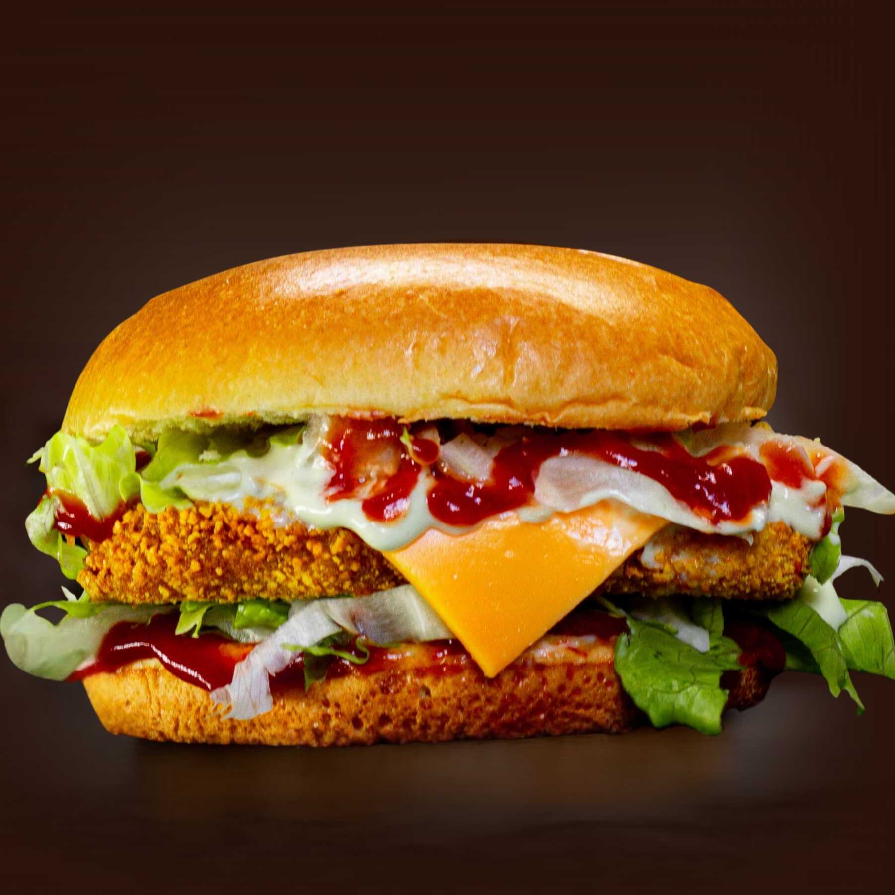 Nosso delicioso Burguer Chicken Premium servido no Pão Brioche, Frango empanado (95g) ultra crocante por fora e suculento por dentro, Alface Americano, Maionese Verde e Molho Especial da Casa.