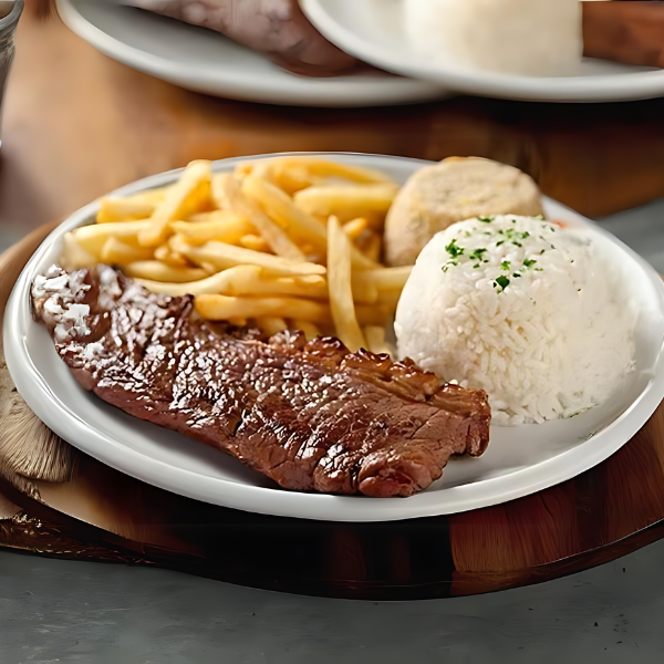 Arroz, feijão caseiro, contra filé suculento e saboroso, fritas e salada.