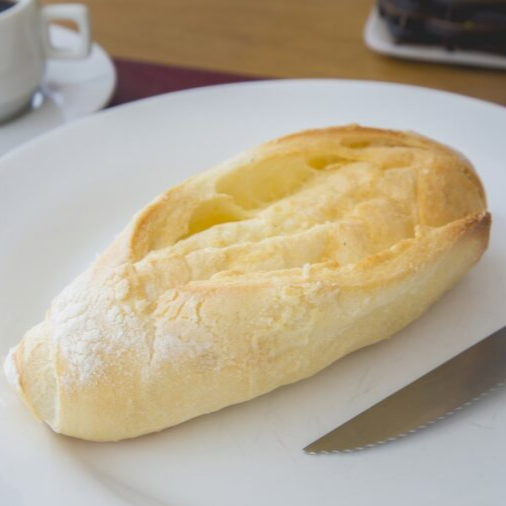 Pão de casca levemente crocante e miolo macio, com sabor suave e textura aerada. Inspirado nas tradições italianas.