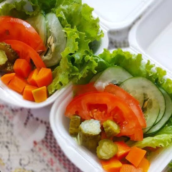 salada do dia, pode variar de acordo com a salada oferecida no dia (Alface tomate e pepino/ caponata de beringela/ salada de maionese)