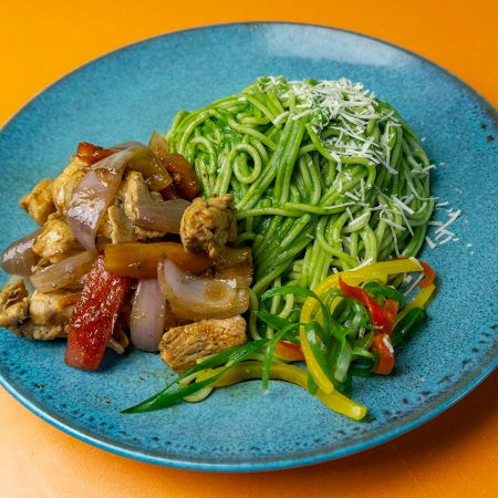 Fetuccini en salsa pesto con pollo saltado