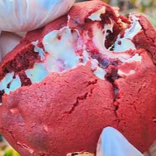 Cookie Red Velvet com brigadeiro branco e geleia de Morango. Doce, suave e cheio de amor!