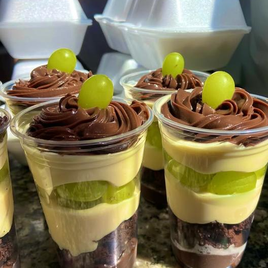 Recheio de chocolate, brownie, recheio cremoso branco e uvas frescas.