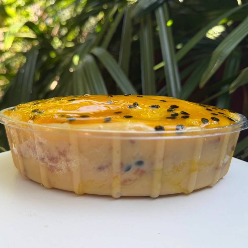 Massa branca , creme de Ninho com geleia de maracujá.
Temos travessa de 1 litro (serve até 2 pessoas, peso aproximado 400 gramas) e travessa de 2 litros (serve até 5 pessoas, peso aproximado 800 gramas ).