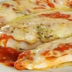 Acompanha Arroz, feijão, macarrão e farofa caseira.