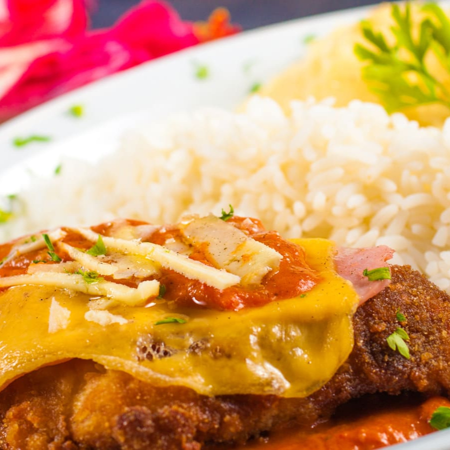 Refeição Congelada, 7 minutos no micro ondas e pronto.         Ingredientes: Hamburguer de carne, molho de tomate, queijo mussarela, pimenta do reino, alho, cebola, manteiga, salsinha e sal. Acompanha arroz branco e batata.