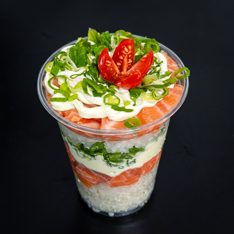 Arroz branco temperado com Shari, salmão cortado em cubos, creme chesse, cebolinha, gergelin e molho do chefe.