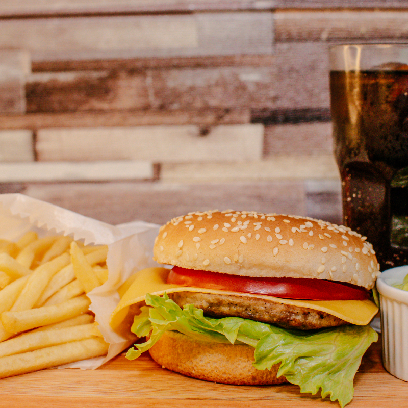 Cheese burguer + batata frita + bebida