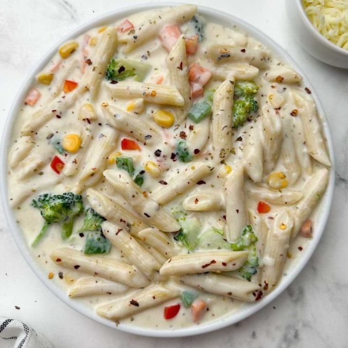 Massa Penne , molho branco especial, pimentão, cenoura, acelga ou repolho