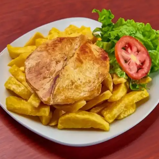 Salchipapa con Milanesa