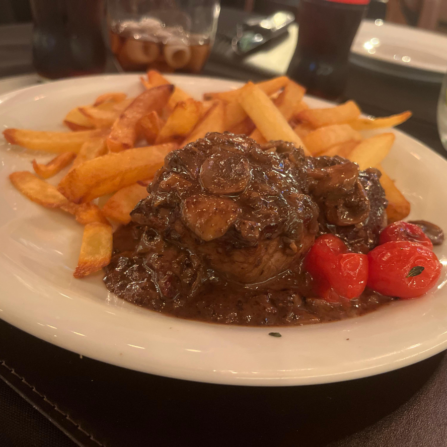 Um clássico que nunca decepciona. suculentos medalhões de filé mignon grelhados, cobertos por um molho cremoso e aveludado de champignons e cogumelos frescos. sabor e sofisticação em um só prato. acompanha batatas fritas