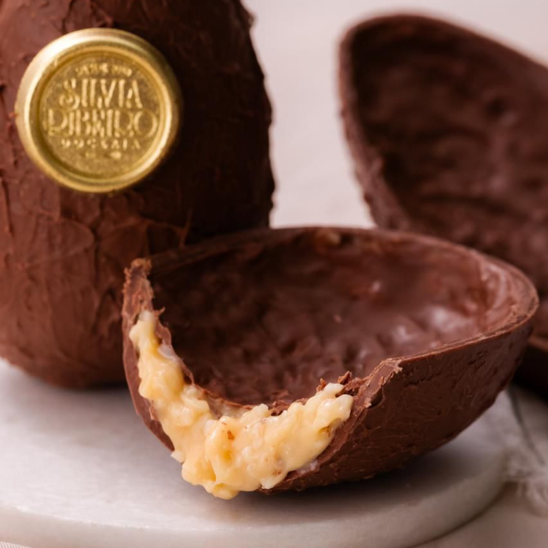 Casca de chocolate belga recheada com cocada cremosa artesanal, rica em coco e com textura irresistível. Um sabor clássico e reconfortante. Aprox. 390g