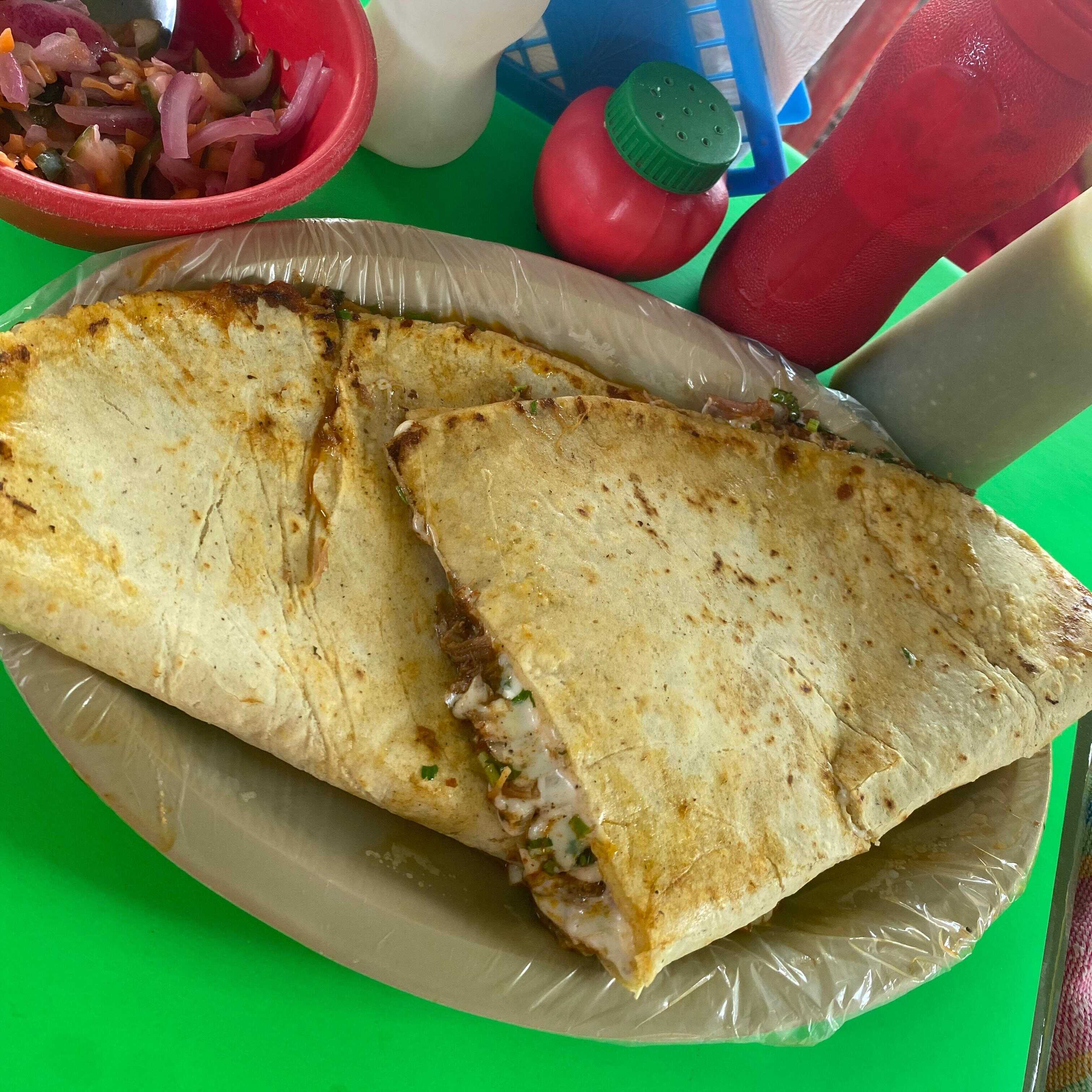 Quesadilla grande de Birria maiz 1 pza .