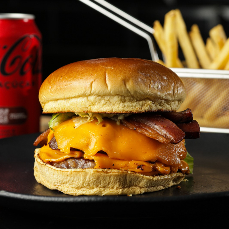 Pão brioche, 2 hambúrguer 100g, 2cheddar, bacon picado e molho especial .