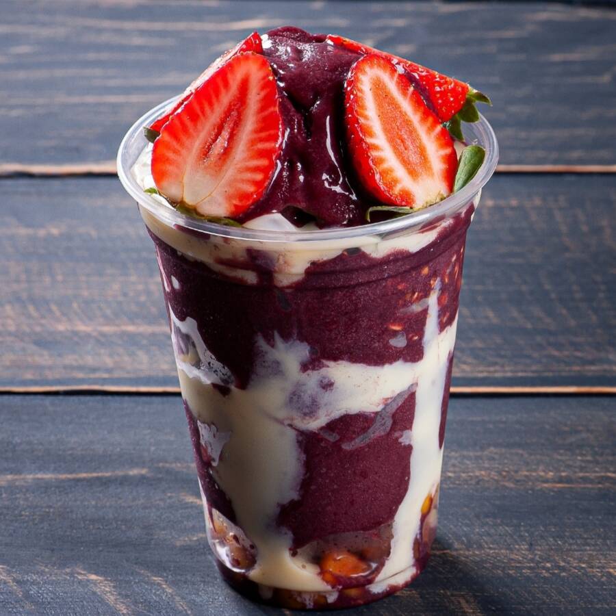 Aproveite esse delicioso copo de açai 300ml da melhor qualidade! Boa quantidade e bem recheado e com direito a 2 Acompanhamentos de sua escolha.