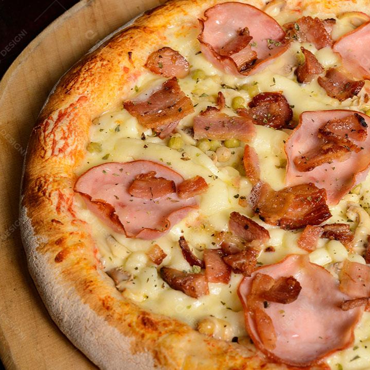 Uma pizza para quem ama muito sabor! Com molho especial, mussarela, presunto, calabresa, lombo e bacon, uma combinação de carnes bem recheada e irresistível, finalizada com aquele toque especial de orégano.