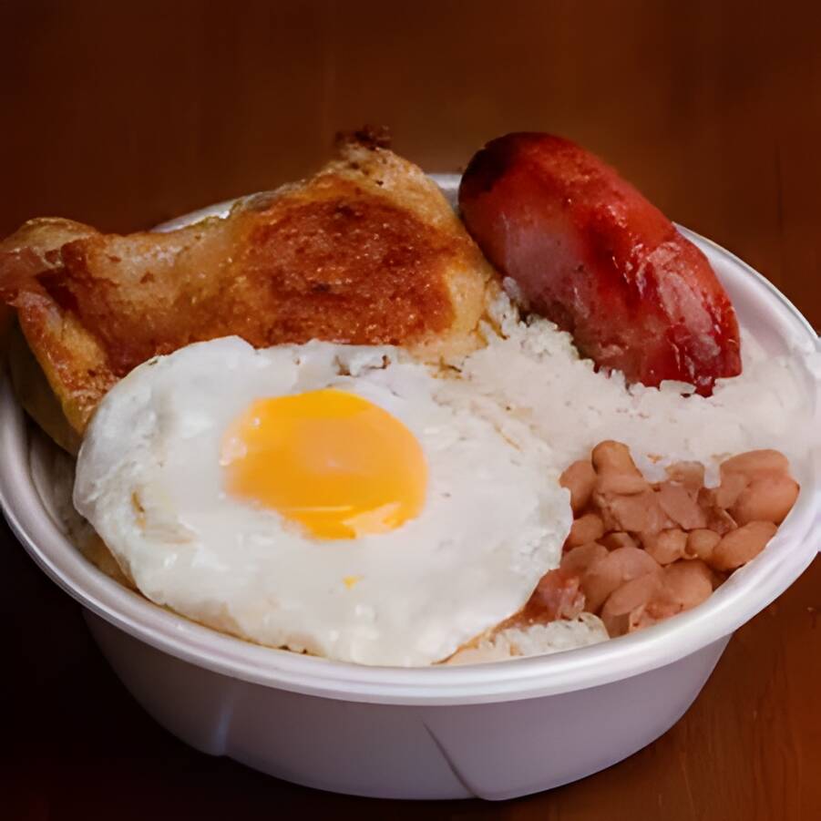 Filé de Sobrecoxa (dessosado) e Linguiça feitos na brasa e Ovo, Arroz soltinho, Feijão bem temperado e Espaguete alho e óleo (550g)